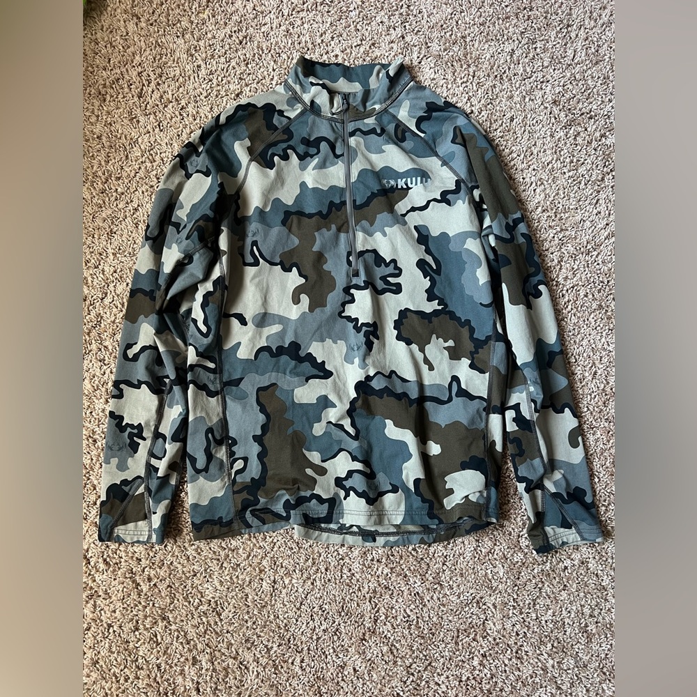 Peloton 118 zip size X-Large used a couple times around the house